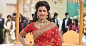 a beautiful women in bollywood saree