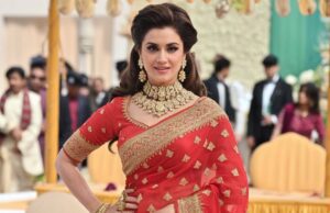 a beautiful women in bollywood saree